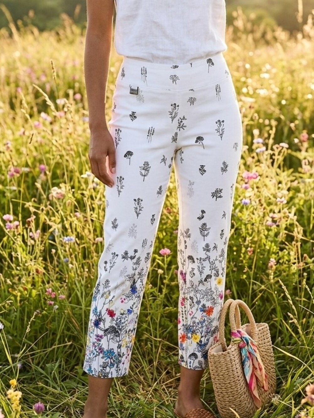 Lisette|L Floral Stretchy Crop Pants Size 4 W 14-15" R 9" I 24"